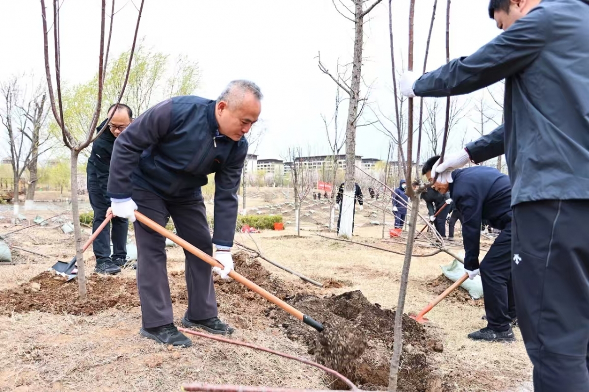 市領(lǐng)導(dǎo)參加全市義務(wù)植樹(shù)活動(dòng)